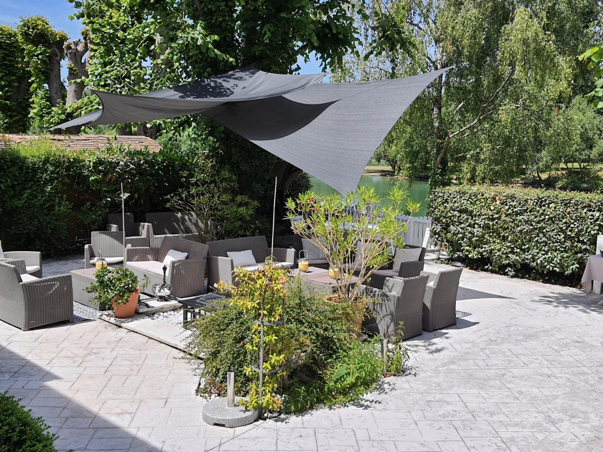 Logis - Hotel & Restaurant Le Gonfalon Germigny-l'Eveque エクステリア 写真