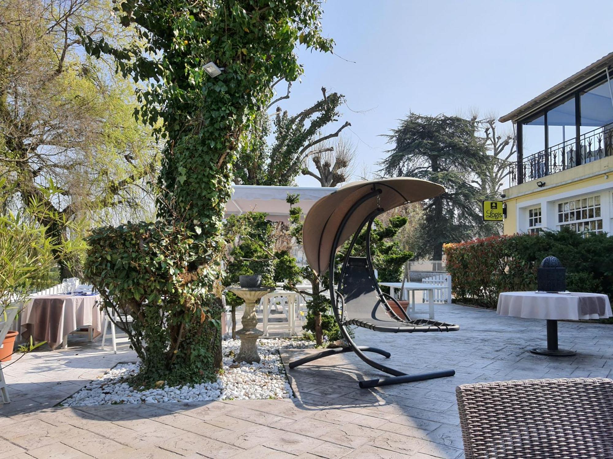 Logis - Hotel & Restaurant Le Gonfalon Germigny-l'Eveque エクステリア 写真