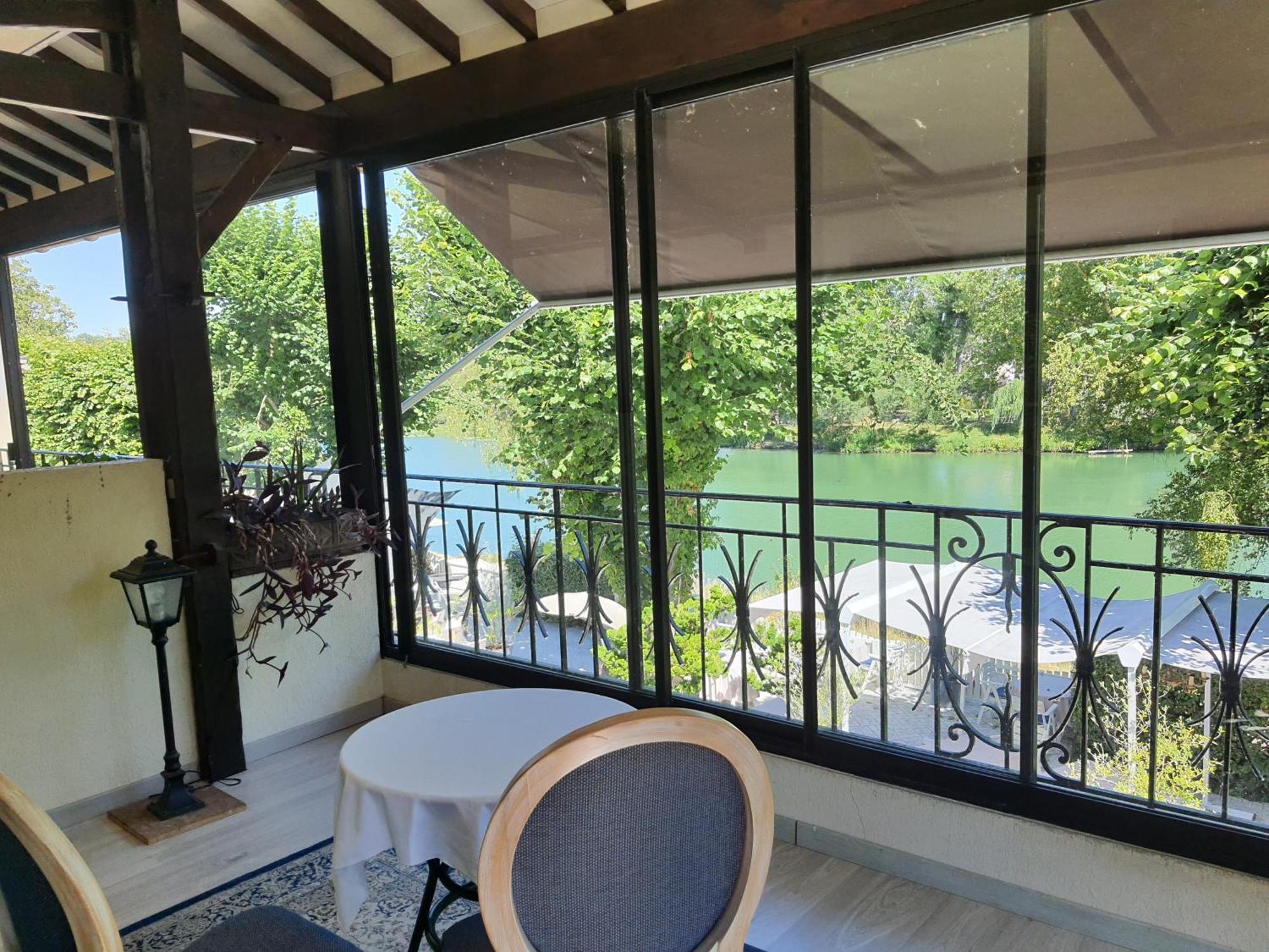 Logis - Hotel & Restaurant Le Gonfalon Germigny-l'Eveque エクステリア 写真