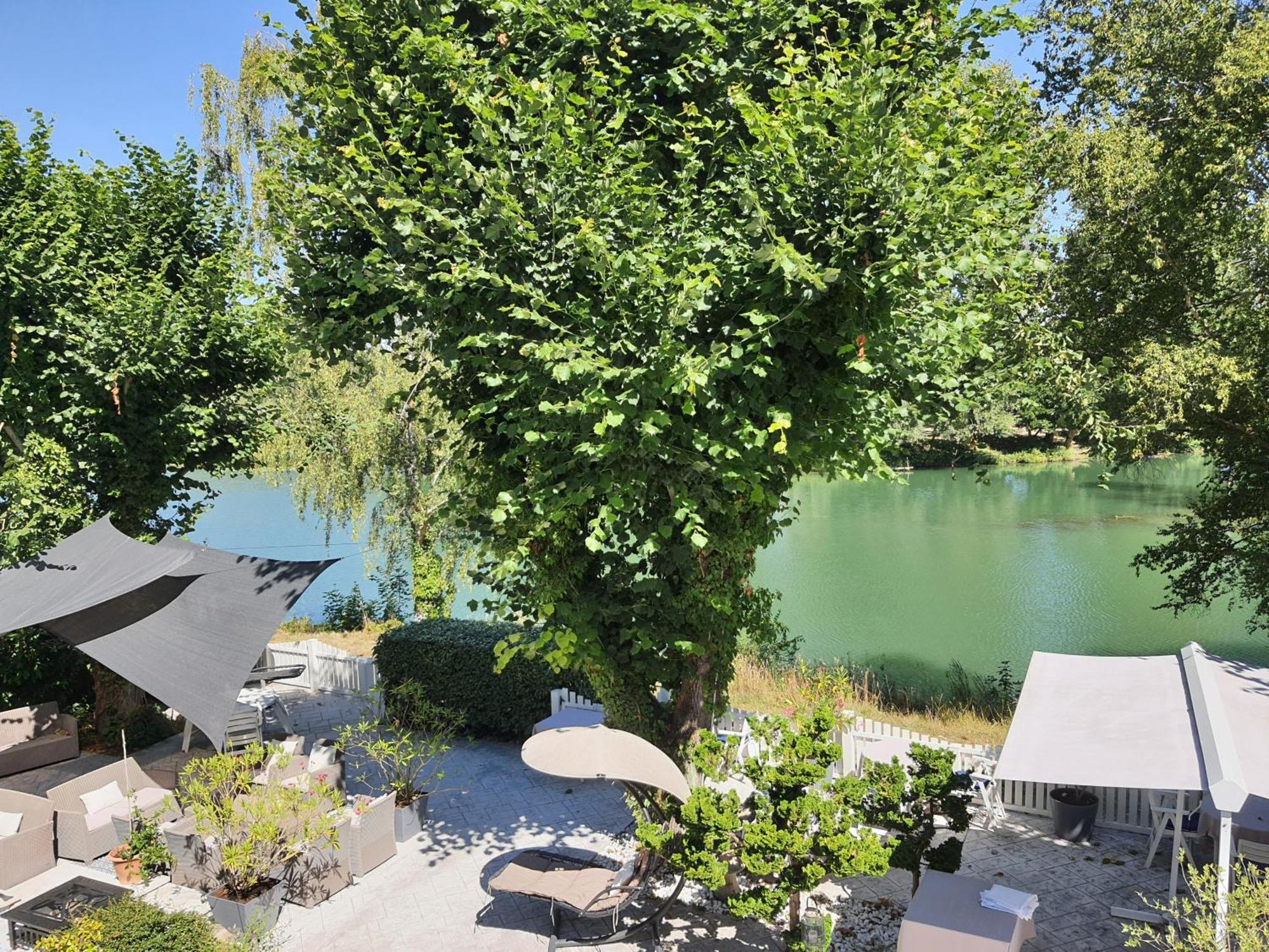 Logis - Hotel & Restaurant Le Gonfalon Germigny-l'Eveque エクステリア 写真