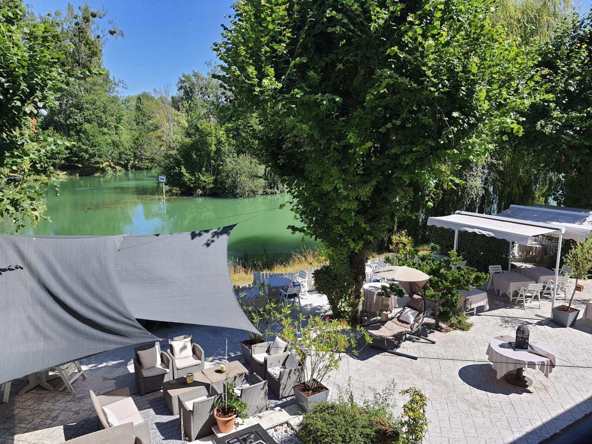 Logis - Hotel & Restaurant Le Gonfalon Germigny-l'Eveque エクステリア 写真