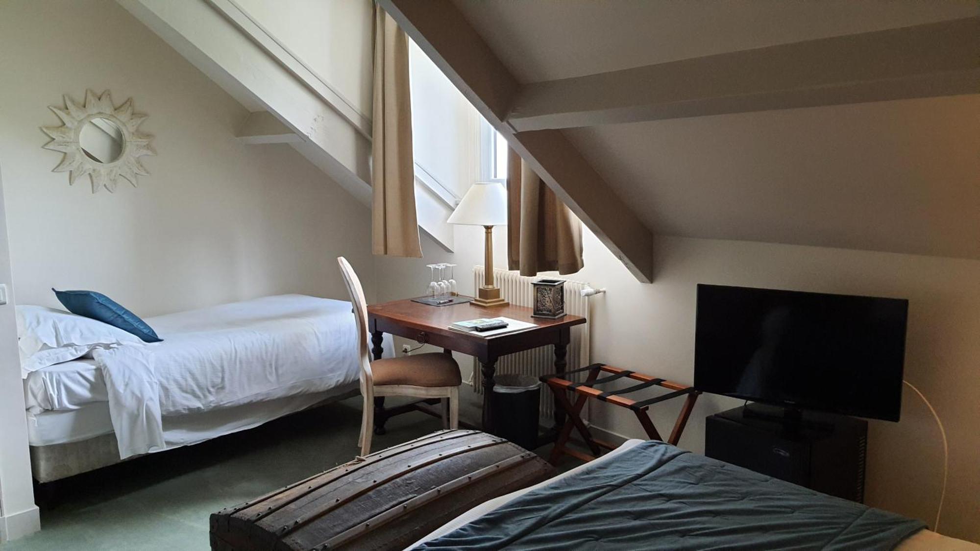 Logis - Hotel & Restaurant Le Gonfalon Germigny-l'Eveque エクステリア 写真