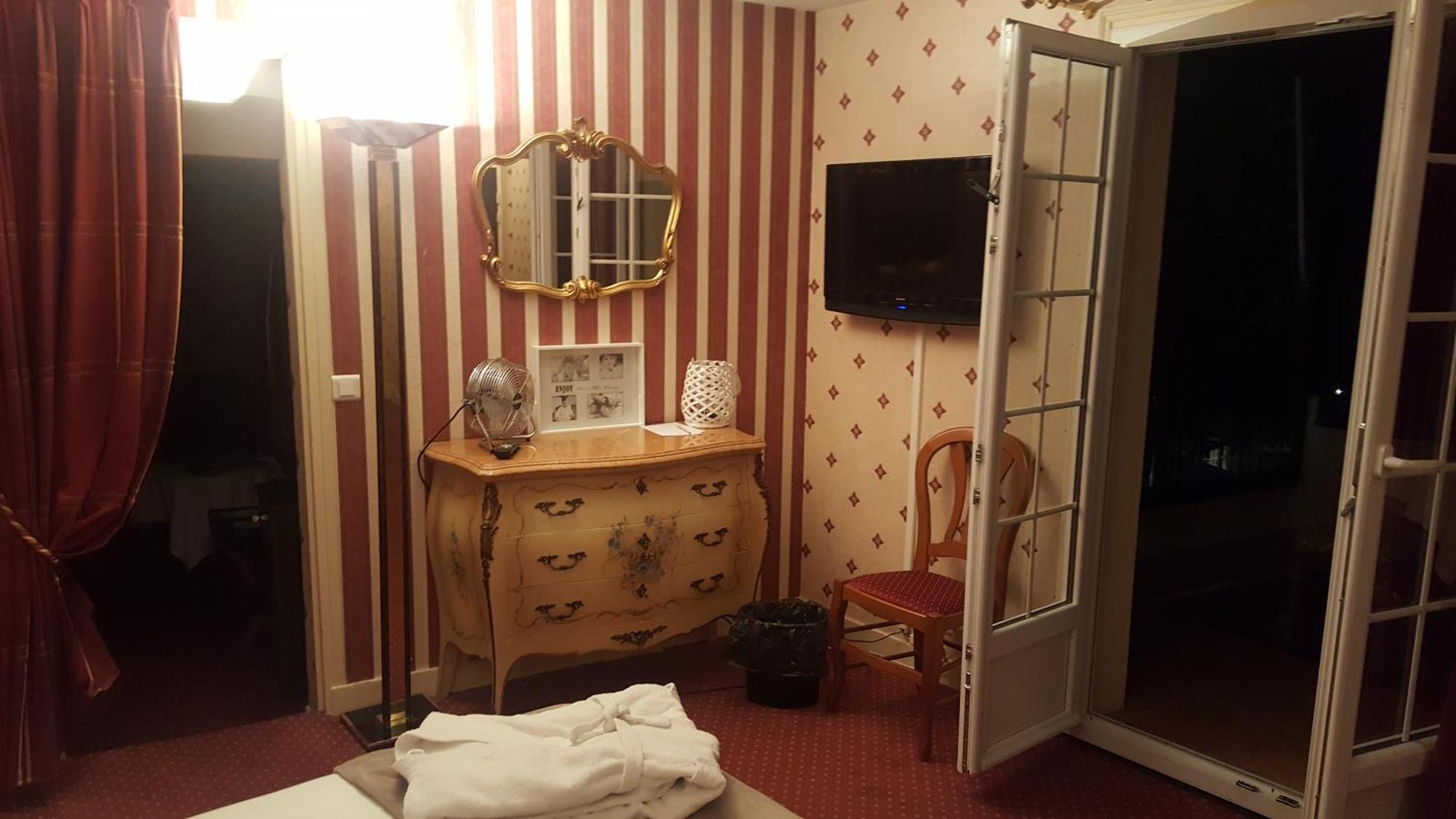 Logis - Hotel & Restaurant Le Gonfalon Germigny-l'Eveque 部屋 写真
