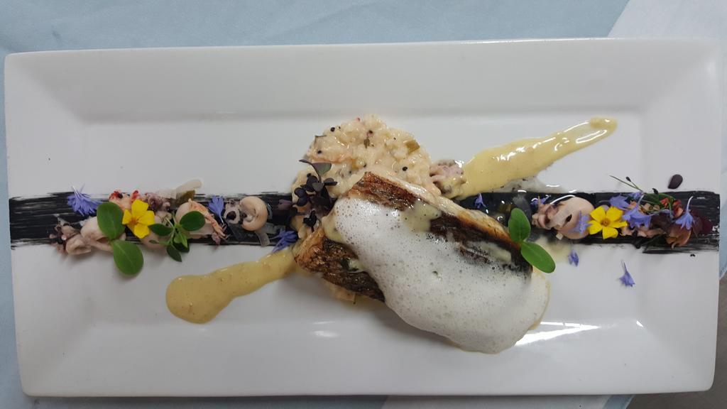 Logis - Hotel & Restaurant Le Gonfalon Germigny-l'Eveque エクステリア 写真