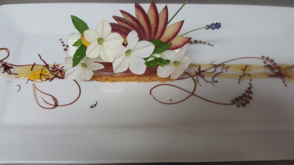 Logis - Hotel & Restaurant Le Gonfalon Germigny-l'Eveque エクステリア 写真