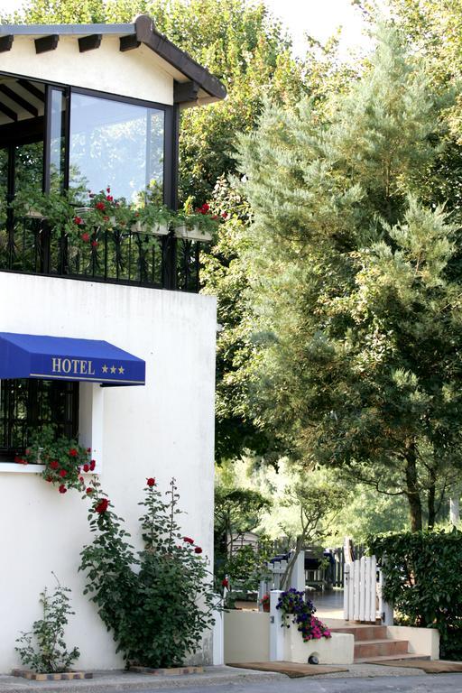 Logis - Hotel & Restaurant Le Gonfalon Germigny-l'Eveque エクステリア 写真