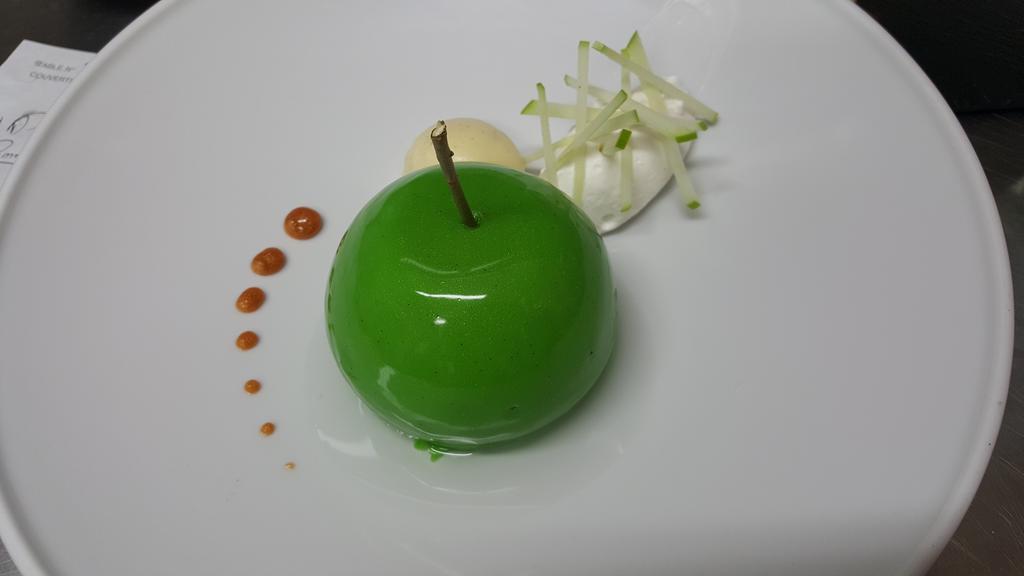 Logis - Hotel & Restaurant Le Gonfalon Germigny-l'Eveque エクステリア 写真