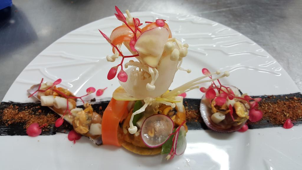 Logis - Hotel & Restaurant Le Gonfalon Germigny-l'Eveque エクステリア 写真