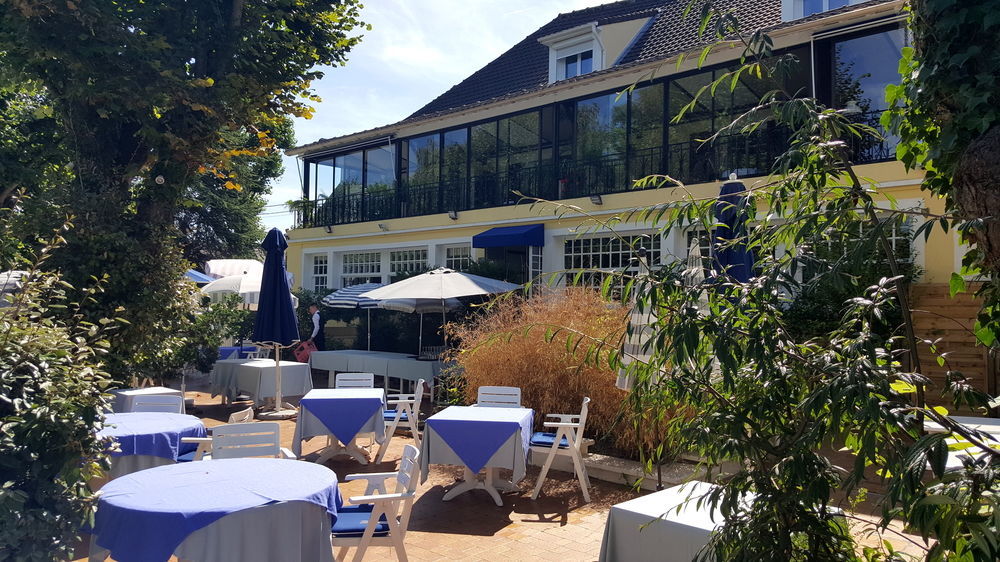 Logis - Hotel & Restaurant Le Gonfalon Germigny-l'Eveque エクステリア 写真