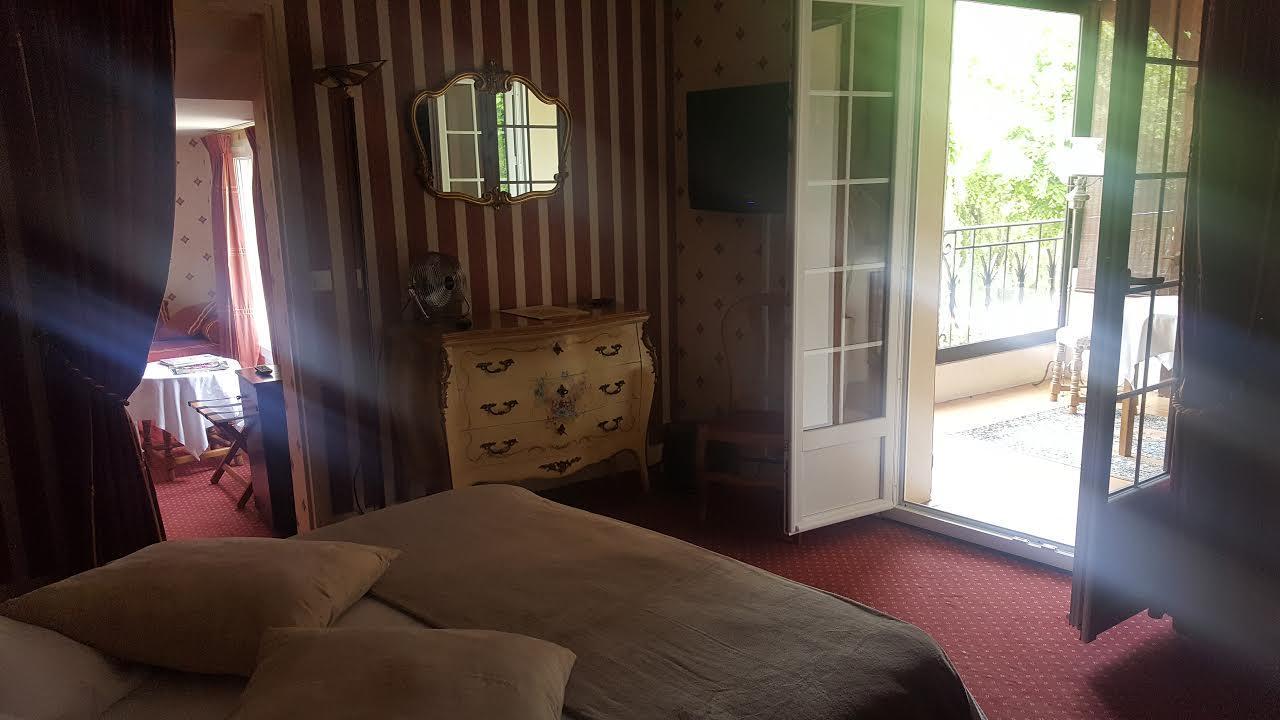Logis - Hotel & Restaurant Le Gonfalon Germigny-l'Eveque 部屋 写真